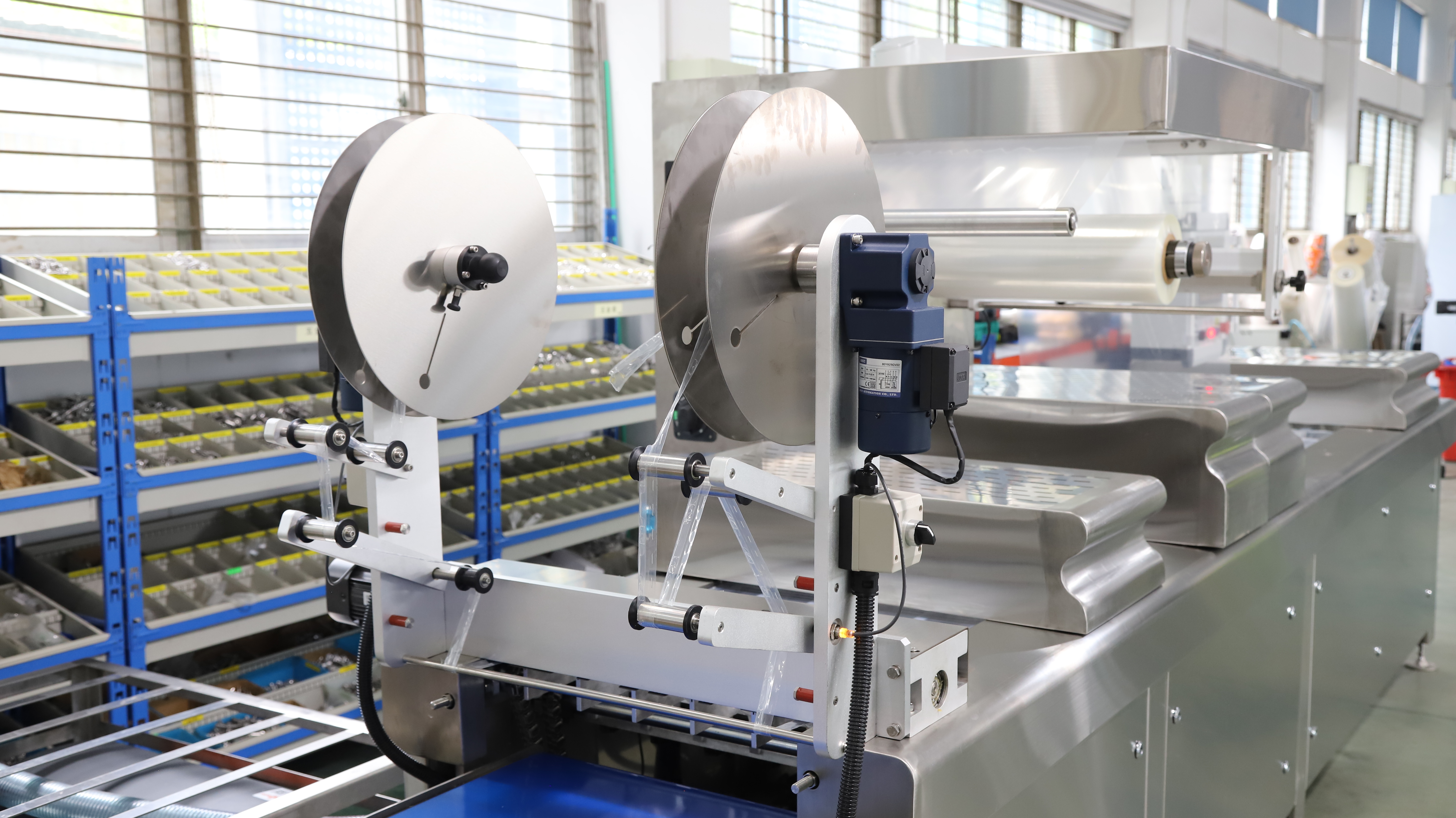 gambar detail mesin pengemasan thermoforming hualian