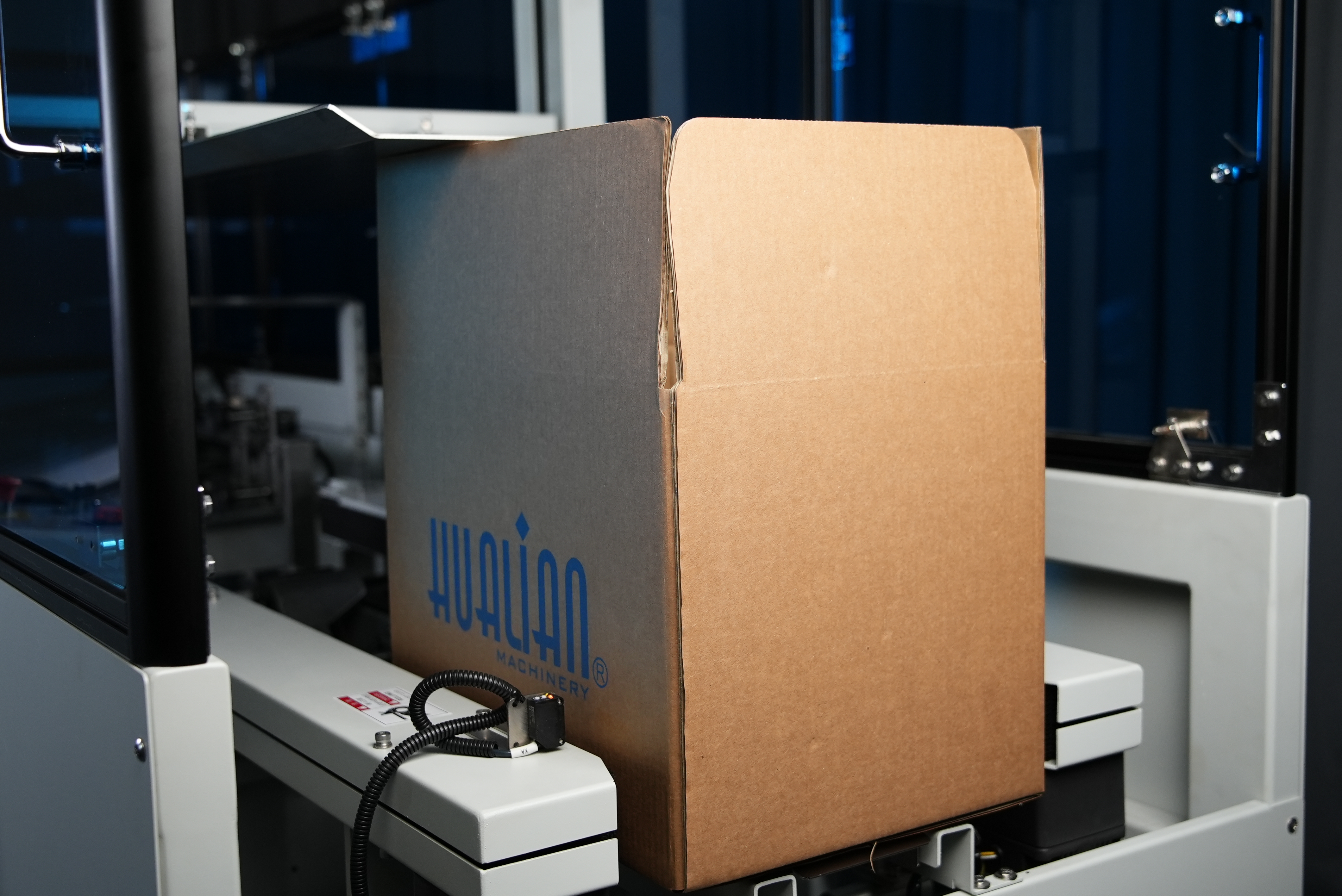 Mesin Erektor Kotak Karton Otomatis Hulian Dengan Penyegelan Bawah Kertas Kraft yang diaktifkan Air HCE-544W-L 